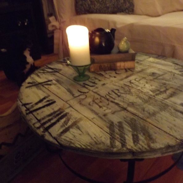 a-wood-pallet-crafted-clock-coffee-table-diy-home-decor-painted-furniture