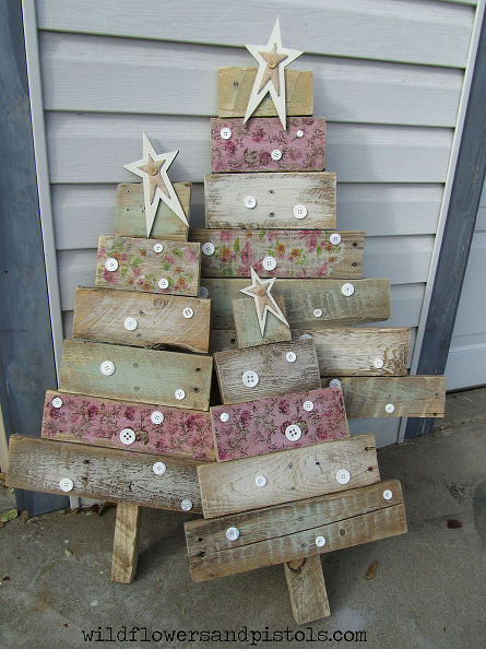 pallet-wood-christmas-trees-christmas-decorations-painted-furniture-pallet