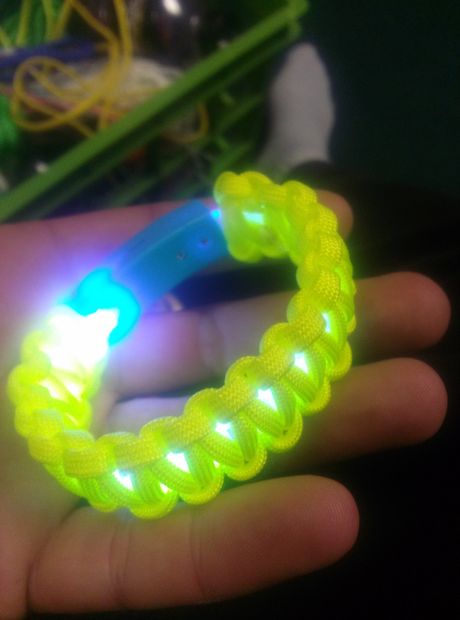 Glowing Paracord Bracelet from Instructables